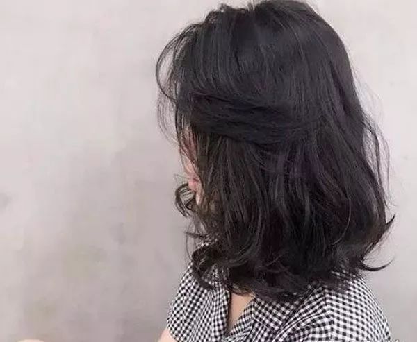 女人短发烫发新潮流，力量与自信的完美展现
