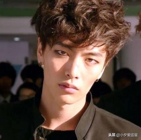 最新男生发型背后的友情与温馨故事，潮流之下的情感纽带