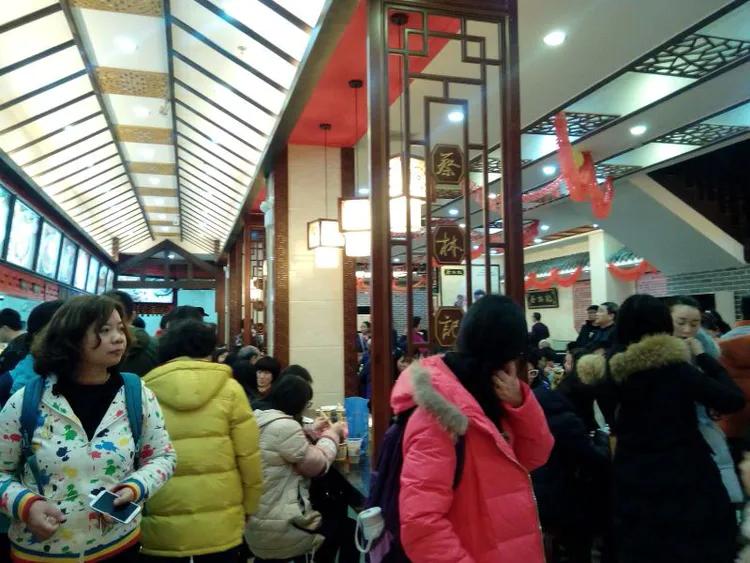 NBA西部最新排名与小篮球风味特色小店的风采