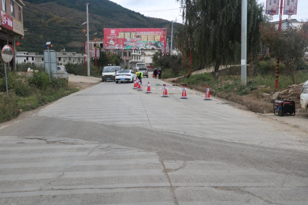 镇雄新闻最新动态，小镇温馨日常与友情故事